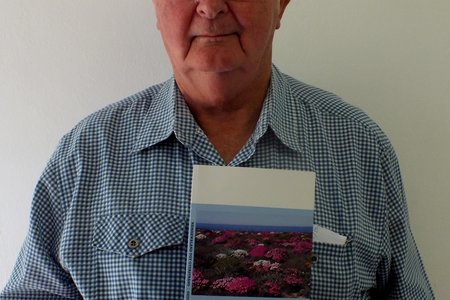 Ds Dries Auret met sy debuut digbundel  